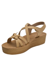 Sandalia camel infantil, estructura abierta que resalta el empeine, ideal para combinar con vestidos.