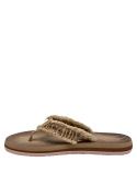 Sandalia camel de mujer, perfil moderno y versátil, combinable con atuendos casuales.