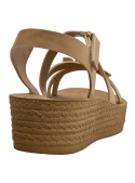 Sandalia camel para niña con diseño clásico y líneas simples, punta abierta y suela plana de 3,5 cm.