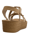 Sandalia camel para niña con diseño clásico y líneas simples, punta abierta y suela plana de 3,5 cm.