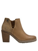 Zapato casual de cuero café para mujer, combina estilo clásico con comodidad y altura equilibrada.