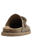 Sandalia casual taupe de cuero natural con forro de microfibra suave.