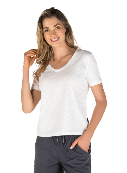 Polera casual blanca para mujer, mezcla de algodón y poliéster, corte clásico y acabado liso.