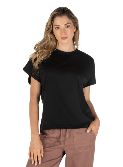 Polera negra casual para mujer, diseño minimalista y versátil.
