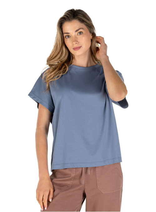 Polera celeste casual para mujer con diseño de líneas limpias y acabado liso.