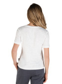 Polera blanca de mujer, estilo casual, versátil para atuendos diarios.