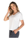 Polera casual para mujer en blanco, caída natural y fácil de combinar.