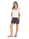 Detalle de textura suave y resistente en polera blanca casual para mujer.
