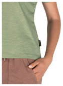 Silueta cómoda y prolija de polera verde casual para mujer, adecuada bajo chaqueta o parka.