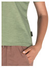 Silueta cómoda y prolija de polera verde casual para mujer, adecuada bajo chaqueta o parka.