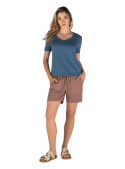 Look casual adaptable con zapatillas blancas o botines para diferentes ocasiones.