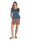 Look casual adaptable con zapatillas blancas o botines para diferentes ocasiones.