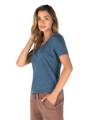 Estilo atemporal, sin adornos, perfecta para combinar con jeans o faldas.
