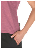 Caída natural del tejido de polera morada, ideal para uso diario.