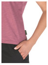Caída natural del tejido de polera morada, ideal para uso diario.