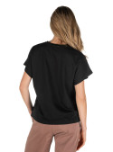 Caída ligera de la polera negra, ideal para looks urbanos.