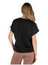 Caída ligera de la polera negra, ideal para looks urbanos.