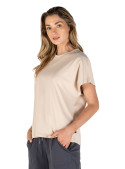 Tejido suave y resistente, ideal para capas, se adapta a diferentes estilos.