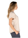 Polera beige casual de mujer en mezcla de algodón y poliéster, corte clásico y acabado minimalista.