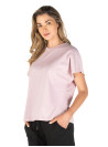 Prenda femenina en color rosado con calce cómodo, adaptable a diversas combinaciones.
