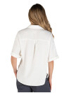 Silueta clásica de la camisa blanca para mujer, ideal para combinar en múltiples ocasiones.
