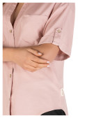 Textura natural y líneas limpias en camisa rosada de lino y algodón para mujer.