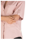 Textura natural y líneas limpias en camisa rosada de lino y algodón para mujer.