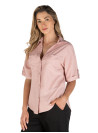 Camisa clásica de mujer en tono rosado, perfecta para looks casuales o semi formales.