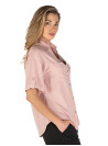 Tejido liviano y suave en camisa rosada de estilo casual para mujer.