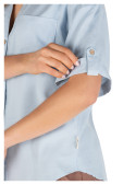 Terminaciones prolijas de la camisa celeste, ideal para un look versátil.