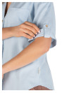 Terminaciones prolijas de la camisa celeste, ideal para un look versátil.