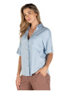 Textura ligera y cómoda de la camisa casual celeste para mujer.