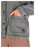 Vista de la chaqueta con caída fluida y estética urbana.
