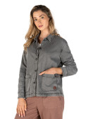 Chaqueta gris mostrando el acabado limpio y elegante.