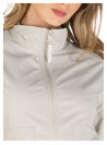 Chaqueta beige de mujer, adaptable a diversos estilos, ideal para combinar con vestidos o pantalones.