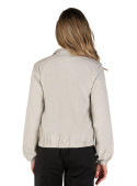 Chaqueta de mujer en beige, corte recto, versátil para combinar con jeans o pantalón sastre.