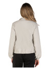 Chaqueta de mujer en beige, corte recto, versátil para combinar con jeans o pantalón sastre.