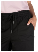 Pantalón negro de mujer, terminaciones prolijas y estilo limpio.