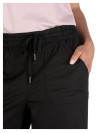 Pantalón negro de mujer, terminaciones prolijas y estilo limpio.