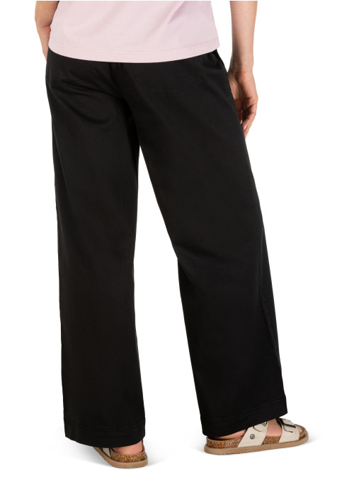 Pantalón negro casual para mujer en Tencel, mostrando suavidad y caída fluida.