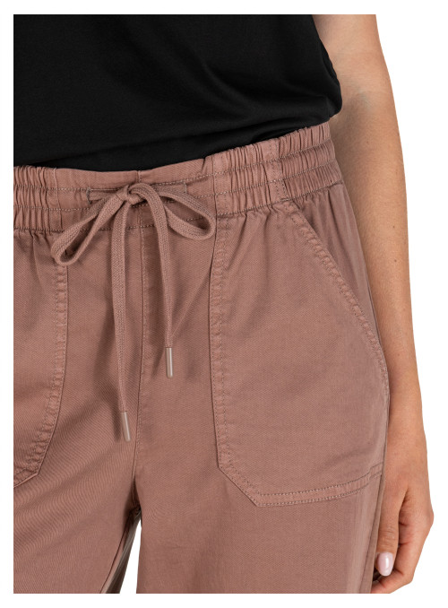 Pantalón de corte recto en color café, ideal para looks del día a día.