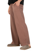 Pantalón suave en color café, perfecto para combinar con blusa y chaqueta.