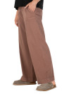 Pantalón suave en color café, perfecto para combinar con blusa y chaqueta.