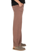 Pantalón café de tiro medio, fabricado con Tencel y spandex para mayor comodidad.