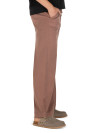 Pantalón café de tiro medio, fabricado con Tencel y spandex para mayor comodidad.