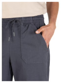 Pantalón azul de mujer, versátil para día u oficina, con bolsillos laterales y traseros.