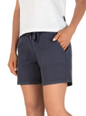 Short azul con caída ligera, adecuado para climas cálidos.