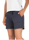 Short azul con caída ligera, adecuado para climas cálidos.