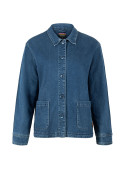 Chaqueta azul con textura ligera, ideal para transitar estaciones, combina con vestidos o pantalones.