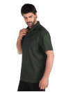 Camisa masculina verde, estilo versátil, poliéster con elastano, combina con jeans o chinos para un look casual.